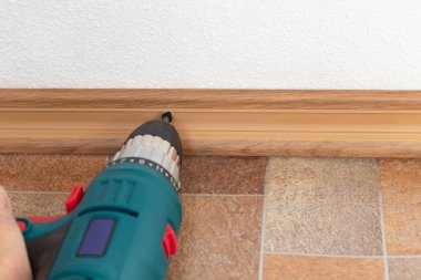 Plastik zemin Süpürgelik montajı. İç detaylar.