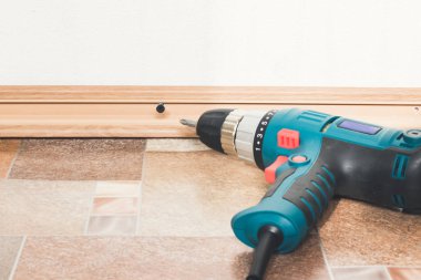 Plastik zemin Süpürgelik montajı. İç detaylar.