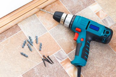 Plastik zemin Süpürgelik montajı. İç detaylar.