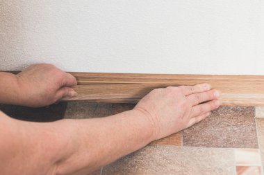 Close-Up mobilya elektrikli tornavida ile bir kurulum süreci  