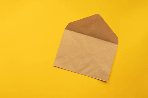 Postcard. Kraft brown paper envelope. — Stock Photo, Image