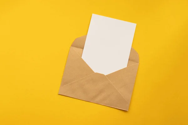 Cartão branco em branco com modelo de envelope de papel marrom kraft mock up — Fotografia de Stock