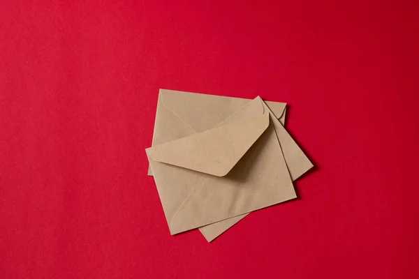 Una postal. Sobre de papel marrón Kraft . —  Fotos de Stock