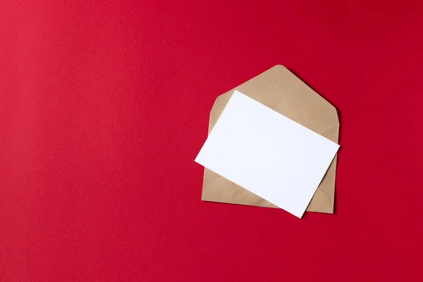 Cartão Branco Branco Com Modelo Envelope Papel Marrom Kraft Simular — Fotografia de Stock