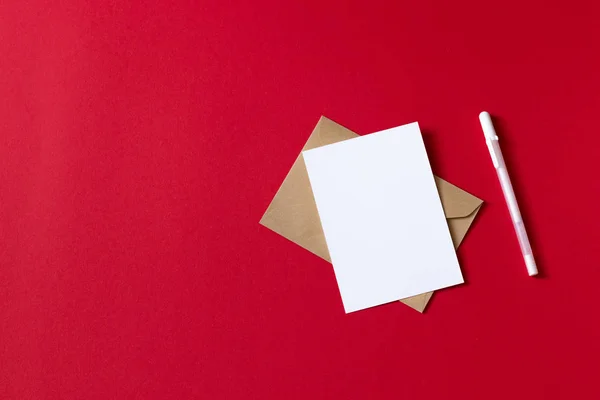 Cartão branco em branco com modelo de envelope de papel marrom kraft mock up — Fotografia de Stock