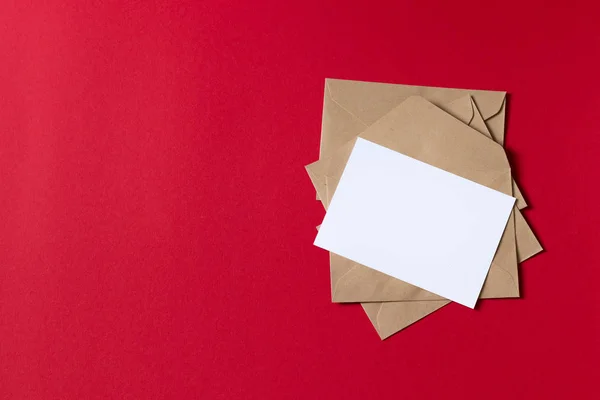 空白白卡与牛皮纸棕色纸信封模板模拟 — 图库照片