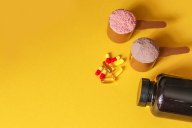 Spor tıbbi vitaminler ve uyuşturucu. İki ölçüm kaşığı peynir altı suyu proteini 