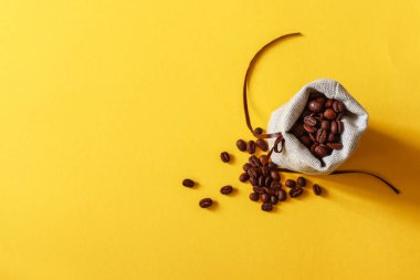 Kahve beens kopya alanı metni sarı zemin üzerine torba.