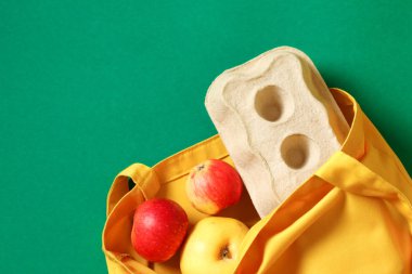 Sıfır atık kavramı. Parlak sarı pamuk ürün çanta ve tavuk yumurtası ile tepsi 