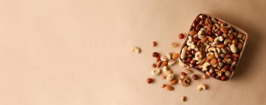 Kurutulmuş meyve ve fındık ahşap bir kapta mix. 