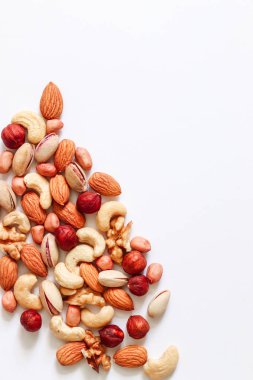 Çeşitli fındık beyaz bir tablo. Fındık, kaju fıstığı, fıstık, ceviz, badem.