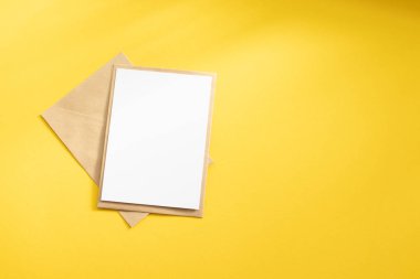 Kraft kahverengi kağıt zarf şablonu yukarı alay ile boş beyaz kartı