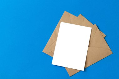 Kraft kahverengi kağıt zarf şablonu yukarı alay ile boş beyaz kartı