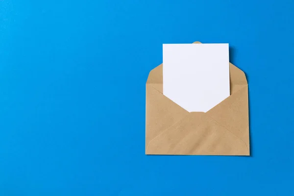 Cartão branco em branco com modelo de envelope de papel marrom kraft mock up — Fotografia de Stock