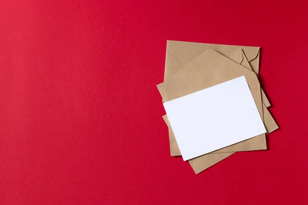 Cartão branco em branco com modelo de envelope de papel marrom kraft mock up — Fotografia de Stock