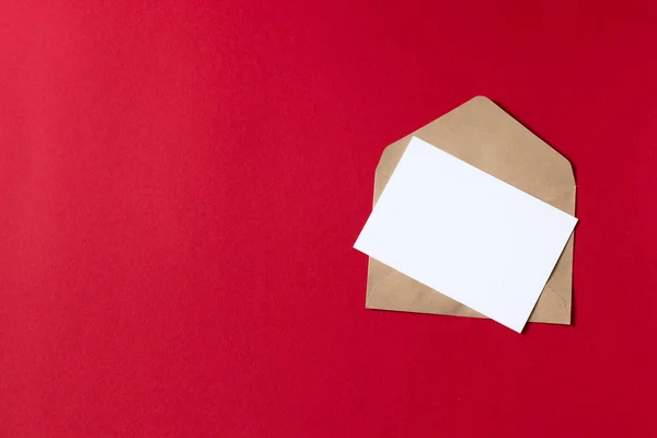 Cartão branco em branco com modelo de envelope de papel marrom kraft mock up — Fotografia de Stock