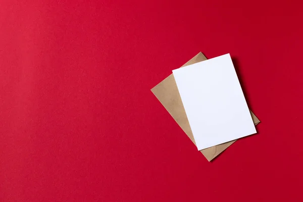 空白白卡与牛皮纸棕色纸信封模板模拟 — 图库照片