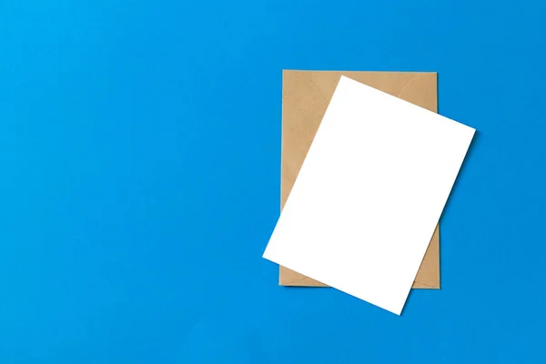 Tomma vitt kort med kraft brun papper kuvert Mall mock upp — Stockfoto