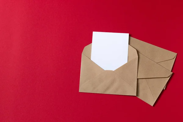 Cartão branco em branco com modelo de envelope de papel marrom kraft mock up — Fotografia de Stock