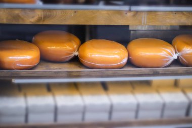 Üstünde belgili tanımlık sayaç taze peynir. 