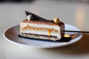 Karamel pasta, mus tatlı bir plaka üzerinde. Kahve Dükkanı bulanıklık arka plan