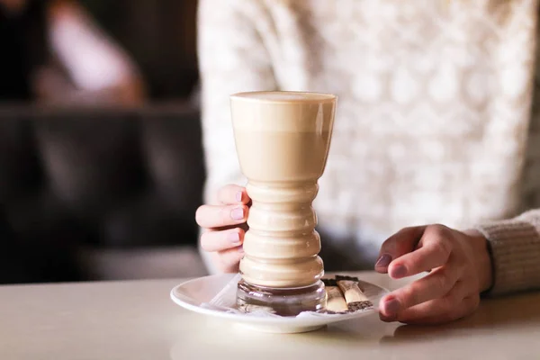 Gut gelaunte Frau genießt Tasse Kaffee im Café — Stockfoto