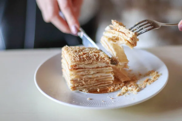 Девушка наслаждается десертом в кафе, пищевой блоггер — стоковое фото