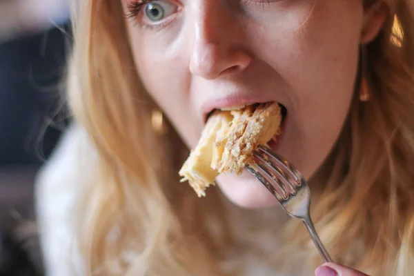 Hermosa chica rubia disfrutando del postre en la cafetería, blogger de comida — Foto de Stock