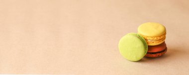 Bej renkli arka plan üzerinde çeşitli renkli acıbadem kurabiyesi