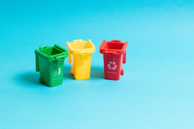 Ekoloji hakkında bakım. mavi arka plan üzerinde 3 çöp kovaları