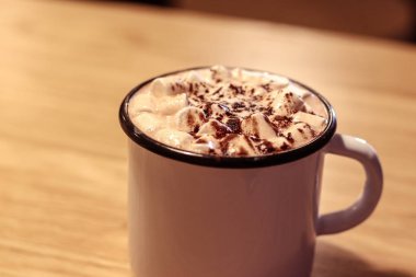 Beyaz arka plan üzerinde izole sıcak çikolata ve çikolata parçaları