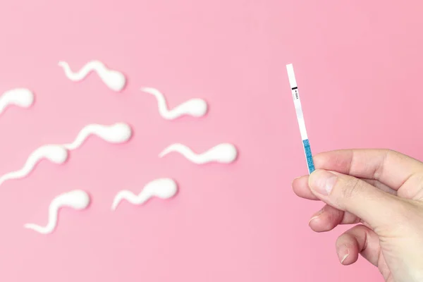 Sperm yumurta kavramı doğru Yüzme. — Stok fotoğraf