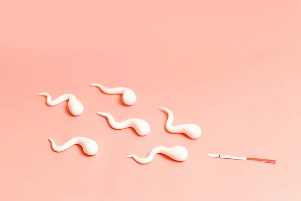 Teste de gravidez positivo com esperma em fundo de coral vivo — Fotografia de Stock