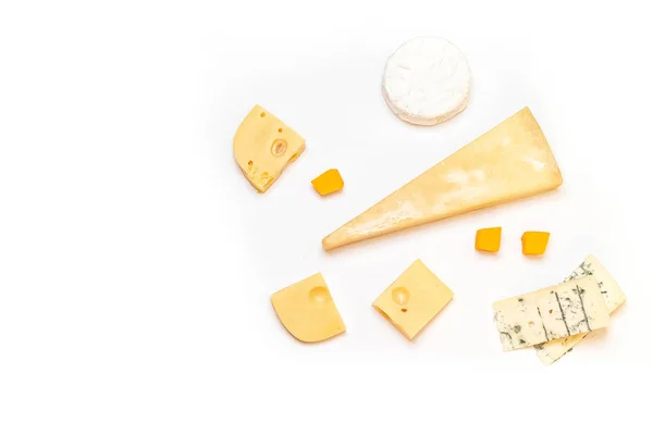 Heerlijke kaas op een witte achtergrond — Stockfoto