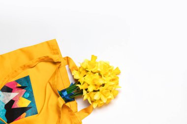 Arka planda sarı pamuklu Torbalı Daffodils