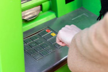 Kız bir ATM içinde PINKodu tanıttı.