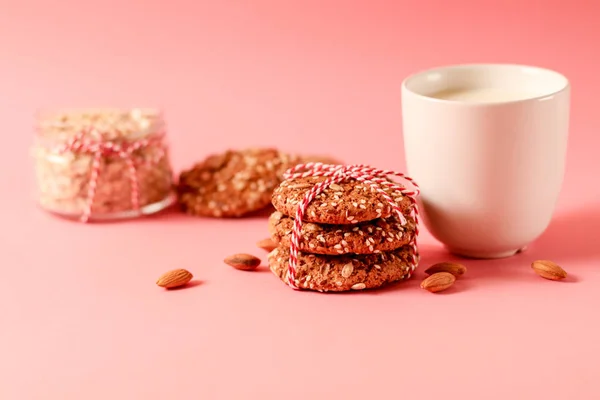 Gesunde Milch und Kekse auf dem rosa Tisch. Kopierraum — Stockfoto