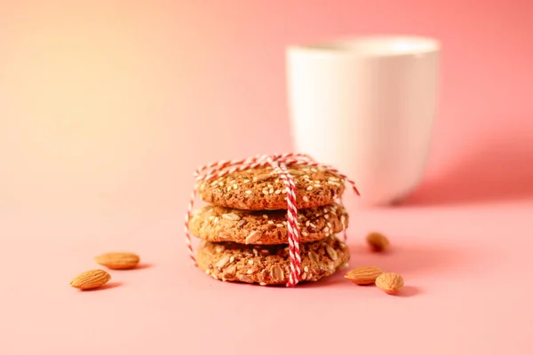 Gesunde Milch und Kekse auf dem rosa Tisch. Kopierraum — Stockfoto