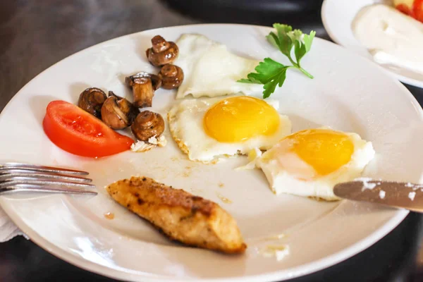 Сніданок тарілки зі смаженими яйцями та овочами, грибами — стокове фото