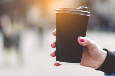 boş bir kağıt fincan tutan kadın el