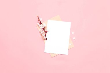 Mockup çiçekli.