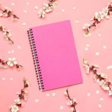 Düz döşeme kompozisyon hediye kutusu ve dizüstü bilgisayar