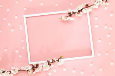 Çiçek buketi ve pembe hediye kutusu ile romantik arka plan. Kopyalama alanı ile üstte görünüm.