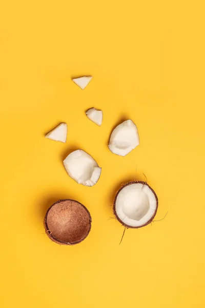 Спелые кокосы на желтом фоне., вид сверху — стоковое фото