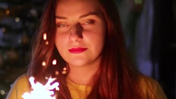 Borboleta Branca Senta Dente Leão Amarelo Jardim — Vídeo de Stock