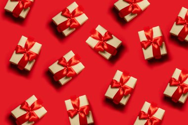 Noel hediye kutusu Xmas tatil sunuyor. Tebrikler arka plan uzun afiş