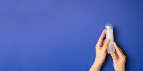 Ein intimer Schmierstoff auf pastellblauem Hintergrund — Stockfoto
