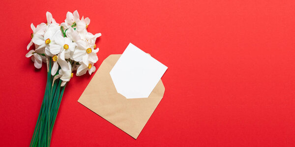 Letter, envelope in eco paper and red flowers on background. — Stock Photo, Image