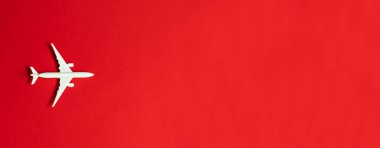 Kopya alanı ile pembe arka plan üzerinde seyahat konsepti. Pembe renk arka planda uçak oyuncak.