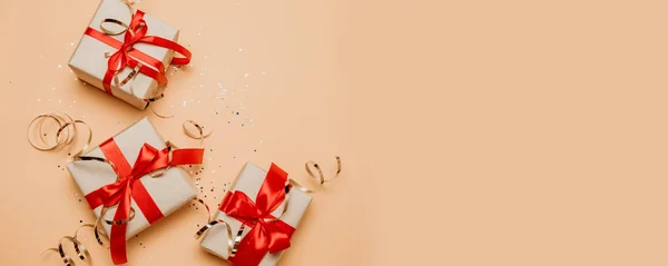 Caja regalo o regalo y decoraciones doradas sobre fondo pastel . —  Fotos de Stock